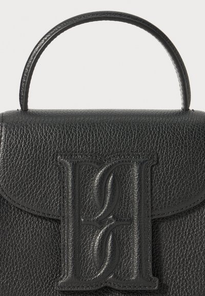 Borsa in pelle nera con finitura testurizzata, caratterizzata da un motivo a lettere in rilievo ben visibile. Manico rotondo e chiusura a patta.