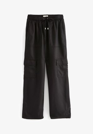 Črne cargo hlače z elastičnim pasom in vrvico, ki imajo dva sprednja žepa in dva stranska žepa, narejene iz gladkega materiala.