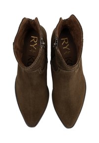 Botines de ante marrón con puntas afiladas, cremalleras laterales y forro interior texturizado. Presentan sutiles costuras decorativas a lo largo de los bordes.