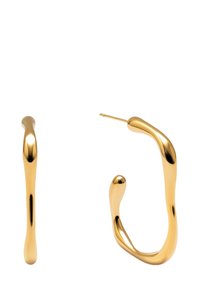 Goldene geometrische Creolen mit einer glatten, glänzenden Oberfläche. Einzigartiges, gewelltes Design mit unregelmäßigen Formen und einem Pin-Verschluss.