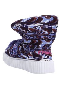 Bota de tela mármol colorida con una suela gruesa blanca, cordones con patrón azul y rosa, y un logo de marca visible en rosa en el talón.