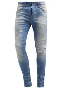 Jean slim bleu clair délavé avec des petites déchirures sur l'avant des cuisses et des genoux, fermeture par bouton et zip.