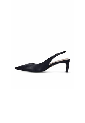 Zwarte leren slingback schoen met puntige neus, lage halvemaat hak en eenvoudig, strak ontwerp op witte achtergrond.