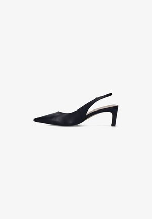 Chaussure slingback en cuir noir à bout pointu avec un talon moyen bas et un design simple et épuré sur fond blanc.