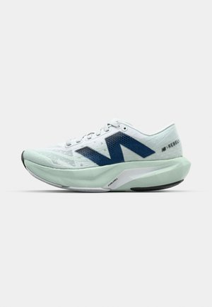 Chaussure de course légère en blanc et menthe clair, avec des accents bleus, un dessus en maille texturée et une semelle rembourrée avec un talon prononcé.
