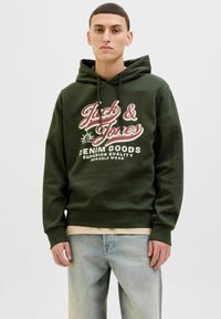 Zelená bavlněná mikina s kapucí s předním potiskem, na kterém je červený a bílý text "Jack & Jones Denim Goods." Klasický střih s kapucí na stažení.