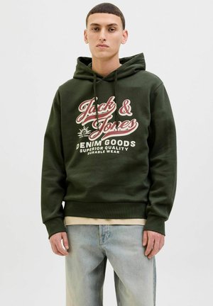 Žalias medvilnės džemperis su kapuce, kuriame yra priekiniame grafike raudonu ir baltu tekstu užrašyta "Jack & Jones Denim Goods." Klasikinio kirpimo su reguliuojama kapuce.