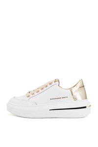 Sneaker bianche con tomaia in pelle liscia, occhielli color oro rosa e dettaglio metallizzato oro sulla parte posteriore, caratterizzate da una suola bianca spessa.