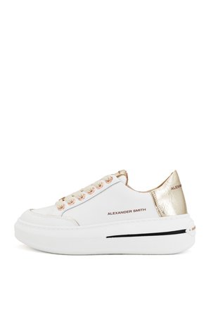 Sneaker bianche con tomaia in pelle liscia, occhielli color oro rosa e dettaglio metallizzato oro sulla parte posteriore, caratterizzate da una suola bianca spessa.