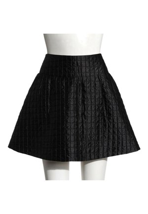 Sort quiltet A-line nederdel med høj talje, vist på en hvid mannequin mod en ensfarvet baggrund.