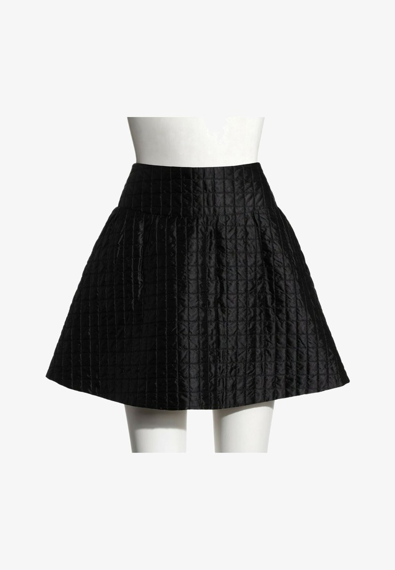 Jupe trapèze matelassée noire à taille haute, présentée sur un mannequin blanc sur un fond uni.