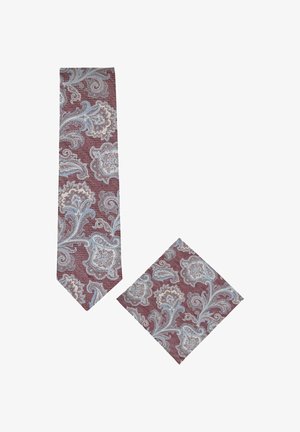 Ensemble cravate et pochette avec un motif cachemire floral complexe bleu clair et beige sur fond bordeaux.
