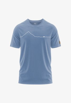Helles blaues Rundhals-T-Shirt aus weichem Stoff mit einer weißen Bergsilhouette-Grafik über der Brust und einem Logo-Patch am Ärmel.