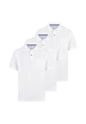 Tre hvide poloer med korte ærmer, kraver, en forlommer på hver og mørke knapper, arrangeret overlappende mod en hvid baggrund.