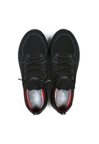 Schwarze Sportschuhe mit einem atmungsaktiven Mesh-Obermaterial, runder Zehenpartie, kontrastierender Innenauskleidung in Rot und strukturiertem Gummisohl.