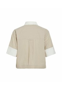 Chemise beige et blanche à manches courtes avec fines rayures verticales dans le dos, col blanc et larges poignets blancs.