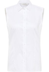 Blouse blanche sans manches en tissu lisse avec un col classique et une fermeture à boutons sur le devant, présentant une coupe cintrée et sans motifs visibles.