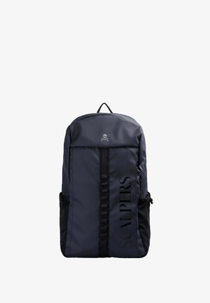 Mochila negra de nailon con compartimento principal con cremallera, bolsillos laterales y un logo gráfico en la parte delantera. Textura suave con correas ajustables.