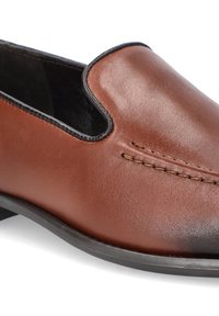 Brązowe skórzane buty wsuwane o gładkim wykończeniu, eleganckim wzornictwie i subtelnych detalach przeszycia wzdłuż nosa. Czarny akcent otwarcia.