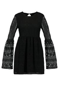 Svart spetsklänning med långa, utsvängda genomskinliga ärmar, rund halsringning, åtsittande midja och nyckelhålsknappstängning bak.