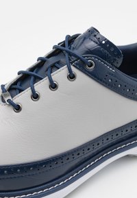 adidas Golf MODERN CLASSIC 80 SPIKELESS - Golfa apavi - grey two/iron metallic/core navy