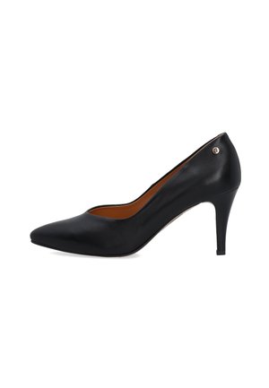 Sort læder pumps med spids tå med en mellemhøj stilethæl og et lille metallisk brandlogo nær hælkanten.
