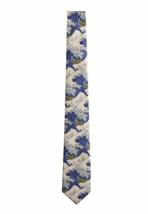 Krawatte mit sich wiederholendem Muster aus blauen Ozeanwellen und kleinen Holzbooten, inspiriert von traditioneller japanischer Kunst auf hellem beigem Hintergrund.