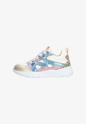 Multicolore sneakers met een witte basis, roze accenten, glanzende metallic texturen en een luipaardprint detail op de hiel. Lichtgewicht zool.