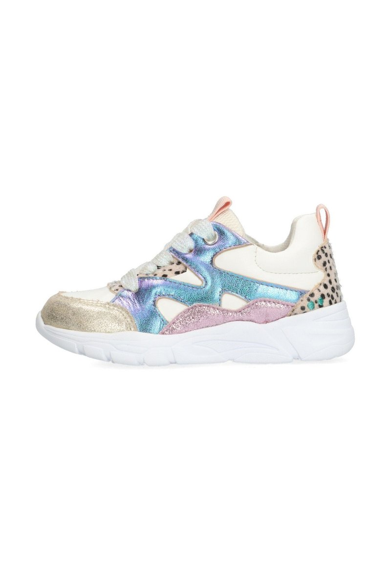 Sneaker multicolore avec une base blanche, des accents roses, des textures métalliques brillantes et un détail en imprimé léopard sur le talon. Semelle légère.