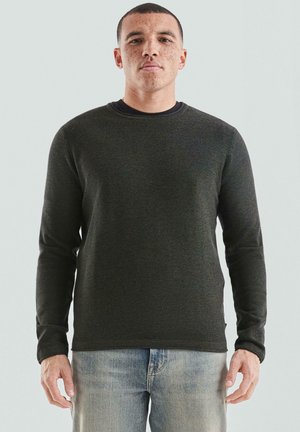 - Sweter