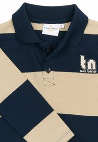 Polo marškiniai su mėlynais ir smėliniais horizontaliais dryžiais, turintys apykaklę, trumpas rankoves, dvi sagas ir siuvinėtą logotipą ant krūtinės.