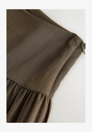 Braun Kleid mit glattem, strukturiertem Oberteil und gerafftem Rock. Mit seitlichem Reißverschluss zum Schließen.