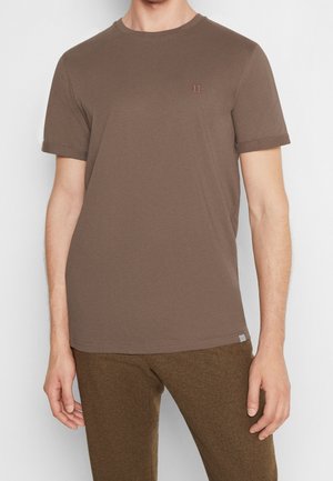 Brun kortærmet T-shirt med rund hals, lavet af blød bomuld, med et lille "II"-logo i kobber på brystet.