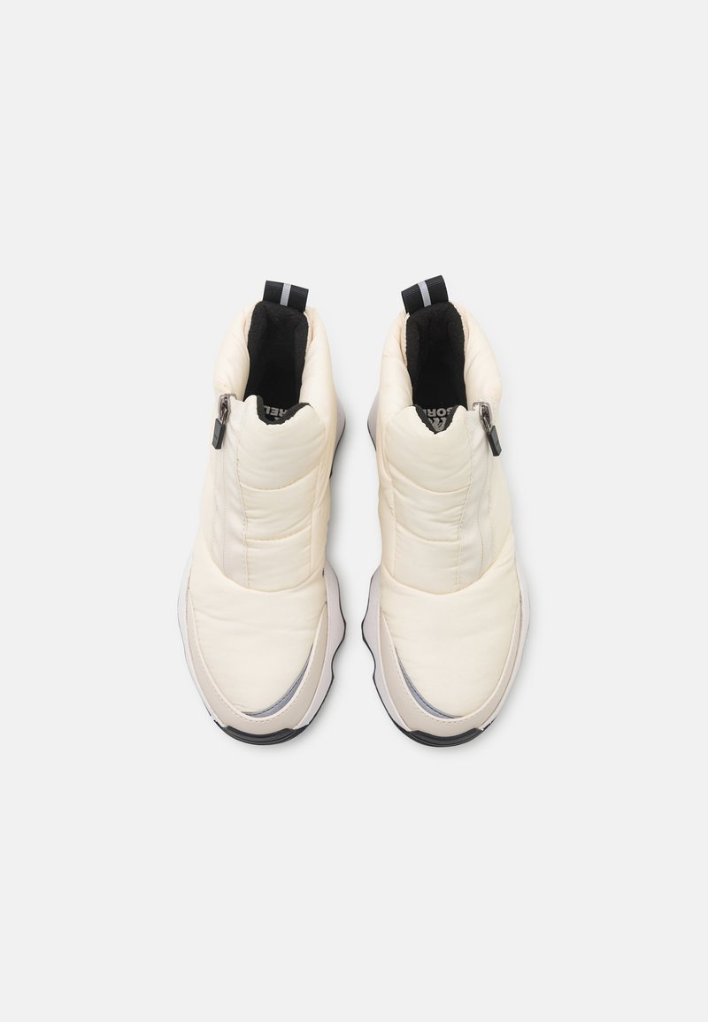 Pudrige, cremefarbene Knöchelstiefel mit schwarzen Akzenten, die ein strukturiertes Obermaterial, einen Reißverschluss und eine dicke weiße Sohle mit schwarzem Profil zeigen.