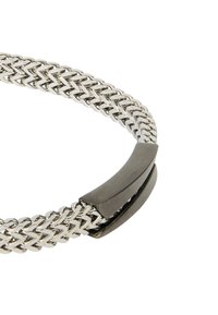 Pulsera trenzada de plata con un cierre de metal oscuro y suave. Presenta un patrón entrelazado ajustado y un acabado pulido.