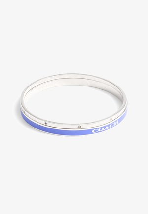 Bracelet en argent avec une bande en émail violet clair, de petits cristaux incrustés et le logo blanc "COACH" sur la partie émaillée.