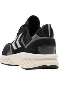 Zapatillas deportivas negras con acentos grises, material de ante y malla, suela texturizada y rayas reflectantes en el costado y en el contrafuerte del talón.