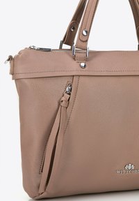 Beige Lederhandtasche mit doppelten Griffen, silberfarbener Hardware, einem Reißverschluss und einer äußeren Reißverschlusstasche. Glatte Textur mit dezentem Korn.