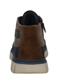 Braune Wildleder- und Stoff-Sneaker mit blauen Akzenten und weißer Sohle, Rückansicht, die den seitlichen Reißverschluss und das Markenpatch zeigt.