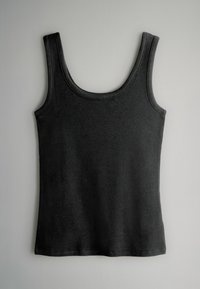Sort ribbet tanktop uden ærmer med scoop neckline lagt fladt på en lys grå baggrund.