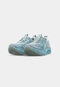 Des chaussures de sport bleu clair avec un dessus texturé et à motifs et une semelle épaisse à motifs. Elles possèdent des lacets ton sur ton et un logo sur la languette.