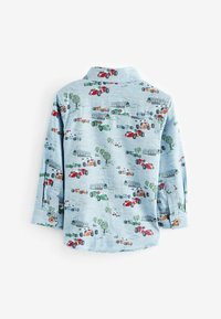Helleblaue Bluse mit einem Kentkragen, die mit einem Muster aus bunten Autos und Bäumen gestaltet ist. Lange Ärmel mit Knopfmanschetten.