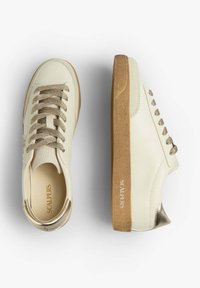 Weiße Leder-Sneaker mit beigen Schnürsenkeln und einer strukturierten, tanfarbenen Gummisohle. Metallische Akzente an der Ferse. "SCALPERS"-Logo an der Seite.