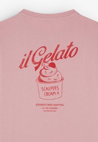 Světle růžové tričko s červenou grafikou poháru zmrzliny a textem "il Gelato" a "SCALPERS CREAM" pod ním.