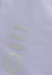 Ljuslila tyg med en strukturerad yta har en hexagonal logotyp och tre horisontella grå accenter, ordnade vertikalt.