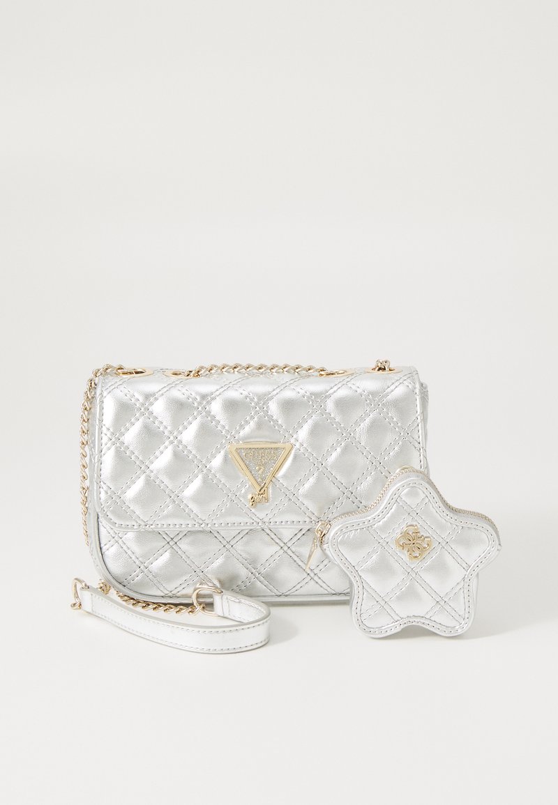 Zilveren gewatteerde leren tas met kettingriem, gouden hardware, logodetail en een bijpassend stervormig zakje. Gladde textuur en compact ontwerp.