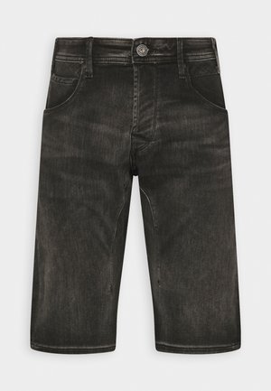 Pantalones cortos de denims gris oscuro con un corte clásico, que cuentan con bolsillos frontales, cierre de botón y una textura suave.