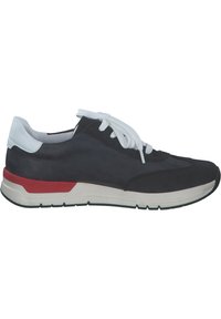 Sneaker da uomo in pelle nera e bianca, con suola evidenziata in rosso, punta rotonda e lacci bianchi, progettato per comfort e supporto.