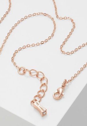 Collar de cadena de oro rosa con eslabones ovalados, cierre de langosta y placa rectangular grabada con la inscripción "TED BAKER" con pequeño detalle de cristal.