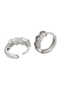 Sølvøreringe med et hexagonalt design, klare sten, teksturerede overflader, en poleret finish og en unik form.